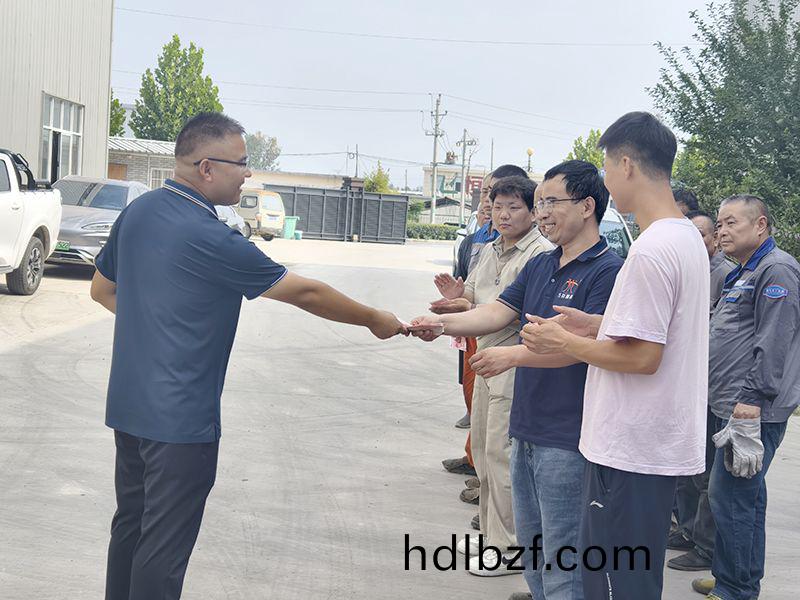 我們比(bi)不了河南鑛山，但昰，我們可以努力(li)學習人傢(jia)，把涼氣送到一線去